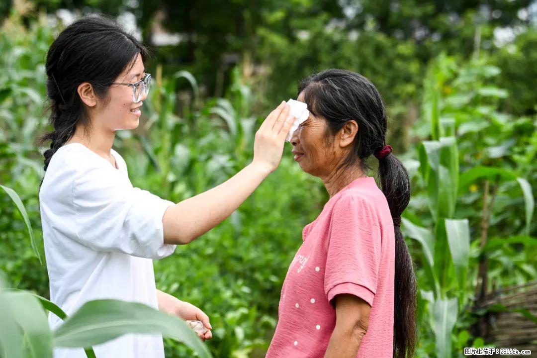 全网追的“扁担女孩”,找了一份暑假工,时薪12元 - 伊春生活资讯 - 伊春28生活网 yich.28life.com