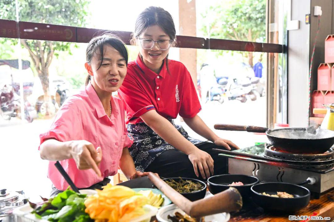 全网追的“扁担女孩”,找了一份暑假工,时薪12元 - 伊春生活资讯 - 伊春28生活网 yich.28life.com