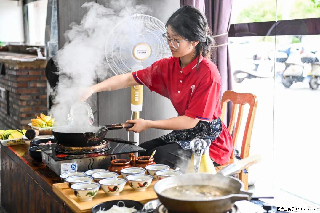 全网追的“扁担女孩”,找了一份暑假工,时薪12元 - 伊春生活资讯 - 伊春28生活网 yich.28life.com